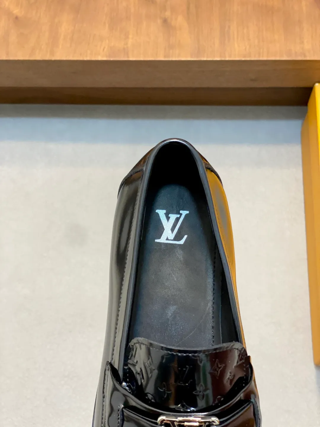 💰920 LV GLOVE slip-on loafers, top quality products produced in Guangzhou, ready for sale! These LV Glove loafers are made of selected soft crystal sheep leather. The leather surface has a slightly wrinkled texture and a very high-end texture. Each pair is unique. The leather surface is light and soft, with a delicate texture and good luster. It is a classic loafer style, with exquisite handmade mark stitching on the toe, and a square toe configuration to highlight the classic style. The horizontal band has hot-printed LV three-dimensional letters, semi-solid handcrafts and a genuine leather outsole, and a rubber patch on the heel to create wear-resistant performance and comfort. One of the must-have loafers for men! Comes with full original packaging! Code number: 39-40-41-42-43-44 (45 customized) standard leather shoe code